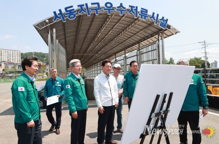 지난해 5월 오태완 군수와 박완수 지사가 우수저류시설을 점검하고 있다.