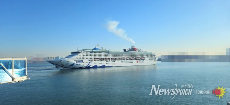 인천항 크루즈 터미널에 “천진동방국제크루즈(Tianjin Orient International Cruises)사의 ‘드림(Dream)’호가 입항하고 있다