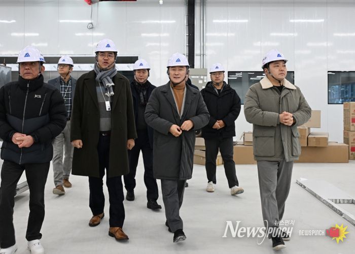 김동근 시장이 1월 6일 (주)시지메드텍 D동 건축 현장현장을 둘러보고 있다.