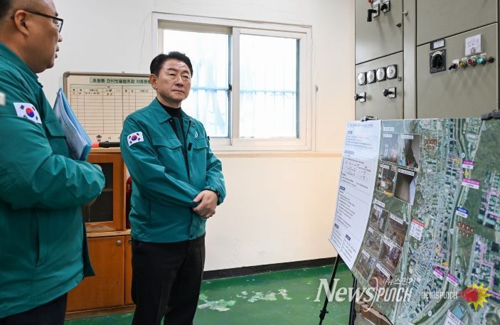 김동근 시장이 1월 7일 호원간이배수펌프장을 방문해 현장 점검을 하고 있다.