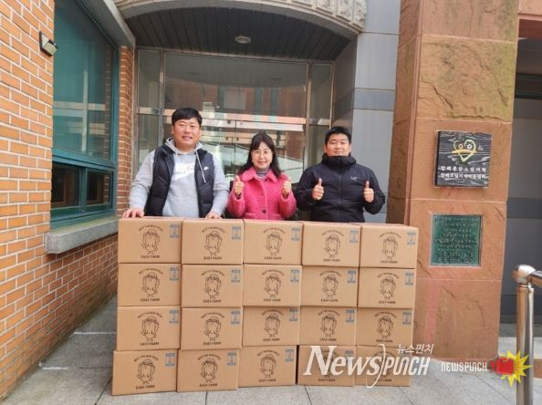신안 이지팜 이지훈 대표, 새해 맞아 지역 아동에 상추 100박스 기부