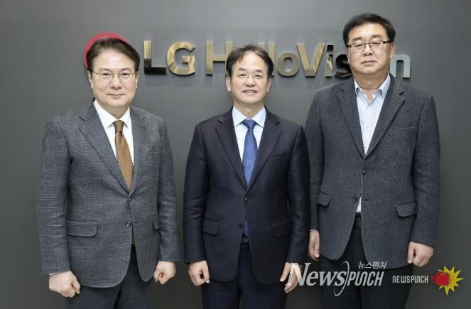 삼송MBN스튜디오 지식산업센터에 입주한 LG헬로비전 방문 기념촬영_왼쪽부터 이동원 MBN매일방송 대표, 이동환 고양특례시장, 송구영 LG헬로비전 대표