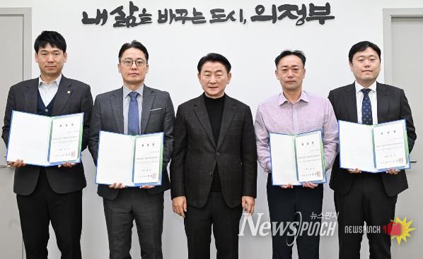 김동근 시장이 1월 7일 ‘제6기 마을세무사’를 위촉한 뒤 함께 기념사진을 찍고 있다.