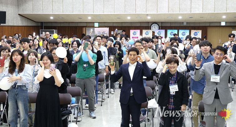 구청장과 전 세대 공무원이 참여해 청렴을 주제로 소통과 공감을 나누는 교육 프로그램을 진행하고 있다.(2025. 4. 25. 구청장과 함께하는 청렴 흠뻑쇼 행사 사진)