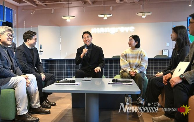 오세훈 서울시장이 8일 오전 민간임대주택 현장을 찾아 사업자, 입주민 및 관계자와 민간임대주택 활성화 방안을 논의하고 있다.