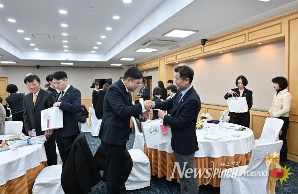 중구, 신규 직원에게 첫걸음 꾸러미 제공