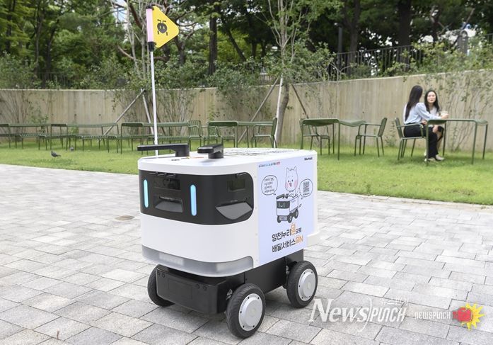 양천구 내 공원에서 배달중인 실외 자율주행로봇 '개미'(로보티즈)