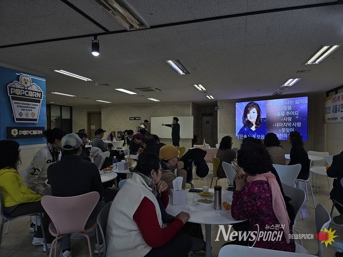 신곡 “아파요아파요”와 가수 장은숙을 소개하고 있는 윤영용 대표