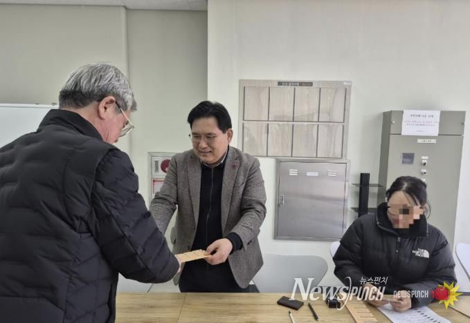 노인 목욕·이미용권 현장 배부 모습