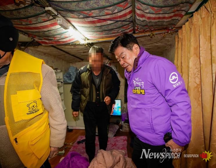 노후 고시원에 거주 중인 1인가구를 방문한 이필형 구청장