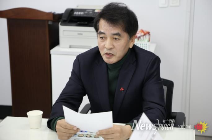 최재형군수가 민생안정 지원금에 대해 설명하는 모습