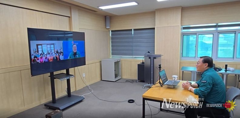 김윤철 군수가 시범운영 중인 스마트마을방송 시스템을 통해 경로당 주민과 이야기 중이다