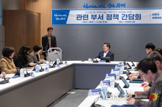 박승원 광명시장이 9일 시청 컨퍼런스룸에서 개최한 관내 고시원 등 숙박시설 거주가구 지원을 위한 정책 간담회에 참석해 발언하고 있다.