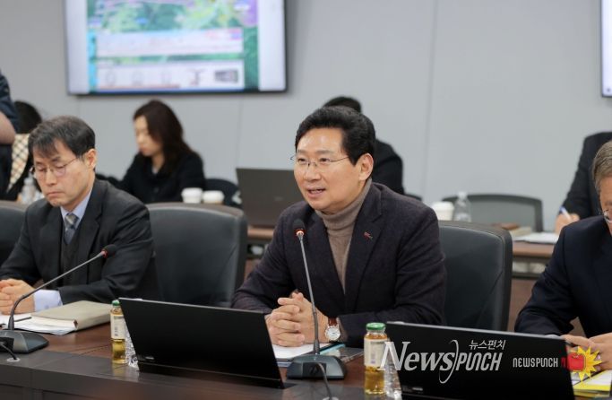 이상일 용인특례시장이 9일 처인구 원삼면에 있는 '용인반도체클러스터 일반산업단지' 현장에서 용인 반도체 프로젝트와 관련해 입장을 설명하고 있다