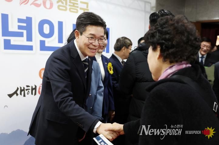 구민과 새해맞이 환영인사를 나누고 있는 정원오 성동구청장 모습