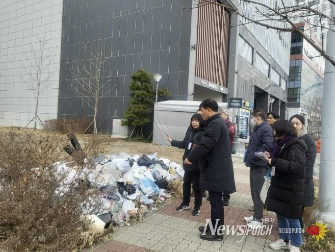 김민 단원구청장이 9일 단원구 반달섬 일원에서 생활민원 현장을 둘러보고 있다.