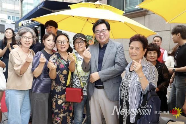 박일하 동작구청장이 지난해 8월, 상도전통시장 맥주페스타에 방문해 주민들과 사진 촬영을 하고 있다.