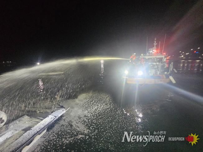 완도해경, 장흥군 노력항 인근 계류선박 화재 진화