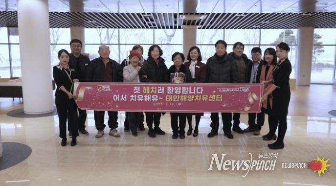 정식 운영 첫 방문객에게 꽃다발과 상용품 세트를 증정하는 모습