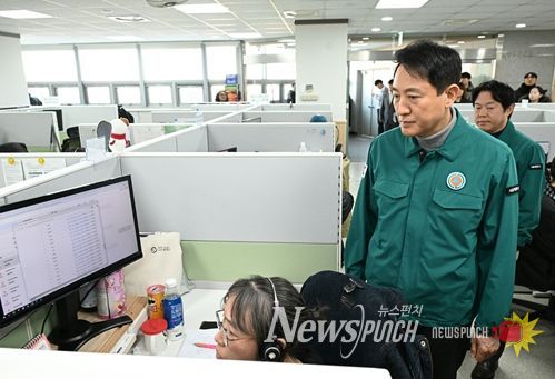오세훈 서울시장이 서울시내버스 파업 이틀째인 14일(수) 오전 120다산콜 센터를 방문해 시민 안내 및 불편접수 체계를 확인하고 있다.