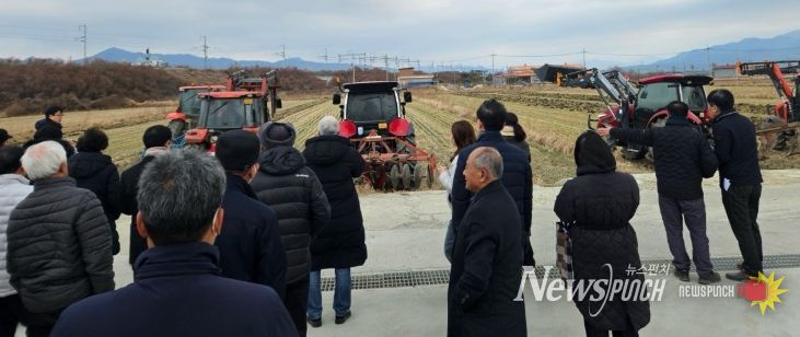 왕우렁이 월동피해 방지를 위해 트렉터를 이용한 깊이갈이 시연회를 준비하고 있다.