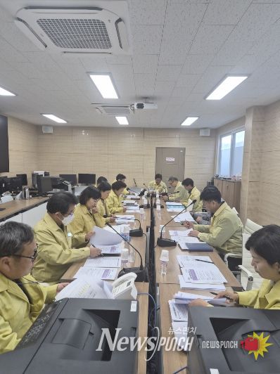 군 관계자들이 조류인플루엔자 발생에 따른 재난안전대책 본부 가동으로 확산 방지에 총력을 다하고 있다.