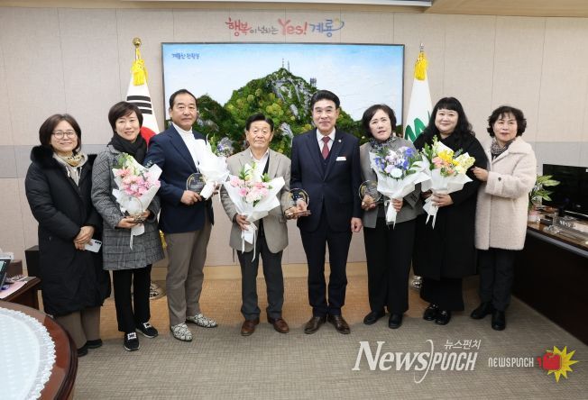 충남 계룡시는 22일 지역사회보장협의체 민간위원장에게 감사패를 전달했다.