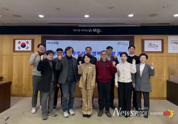 22일 시청 소회의실에서 열린 ‘제3회 순천시 항공우주산업 정책위원회’ 참석자들이 단체촬영을 하고 있다.