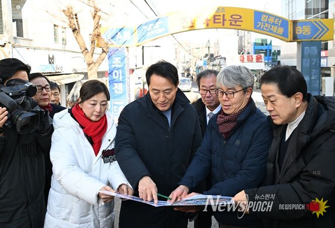 오세훈 서울시장이 22일 용산전자상가 인근 특별계획구역 개발 사업대상지 조감도를 확인하고 있다.