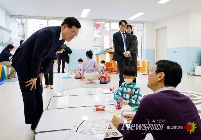 진교훈 서울 강서구청장(왼쪽 첫 번째)이 발산역 인근 청년안심주택 센터스퀘어발산 2층에 조성된 ‘강서구가족센터·공동육아나눔터 1호점’ 이전 개소식에서 공동육아나눔터를 찾아 시설 이용자와 대화를 나누고 있다.