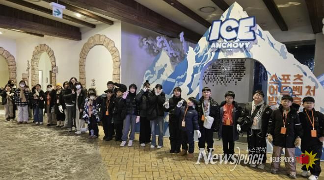 프로그램을 즐기는 청소년들의 모습.