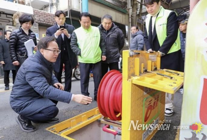 유성훈 금천구청장이 2025년 설 명절을 맞아 전통시장에 설치된 소방시설을 점검하고 있다