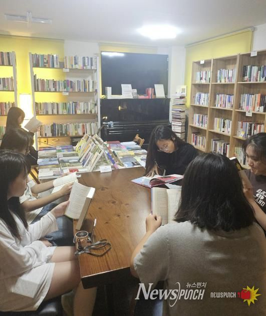 지난해 독서동아리 활동에 참여한 아이들이 각자 원하는 책을 골라 읽고 있다