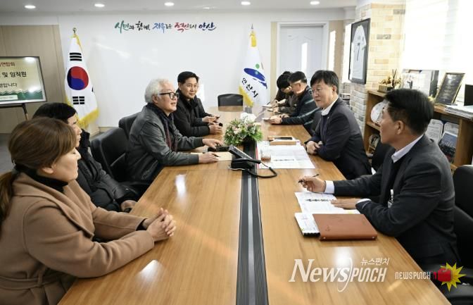 22일 이민근 안산시장(오른쪽 앞에서 두번째)과 안산시 재건축연합회 관계자들이 간담회를 진행하고 있다