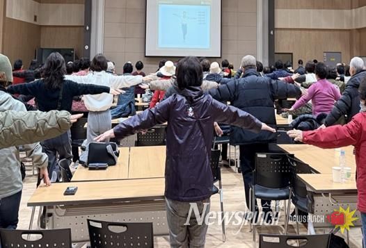 ‘겨울온기학교’ 참가자들이 낙상 예방을 위한 균형 잡기 동작을 하고 있다. 한국산림복지진흥원 국립나주숲체원 제공