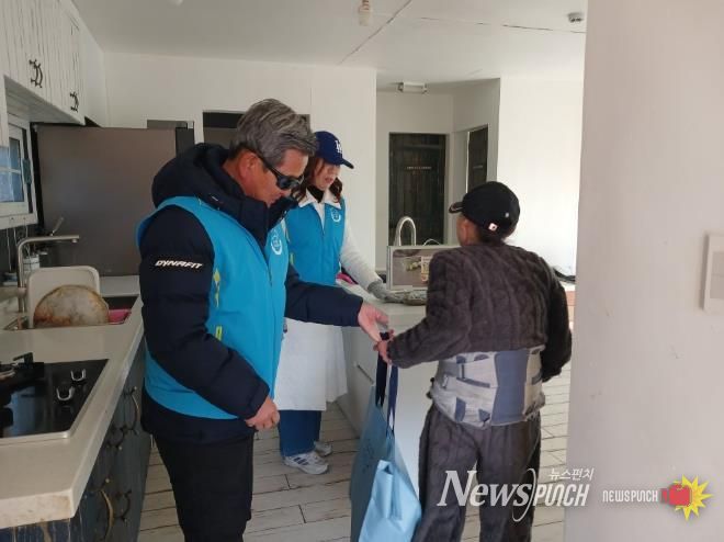 구례군 동절기 1인 가구 대상 안부 확인 꾸러미 전달