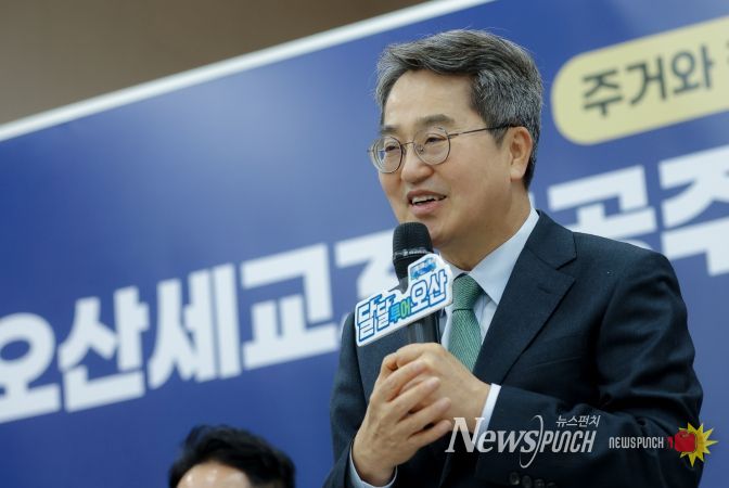 23일 오후 초평동 행정복지센터에서 열린 오산세교3 공공주택지구 주민소통 간담회에서 김동연 경기도지사가 인사말을 하고 있다.