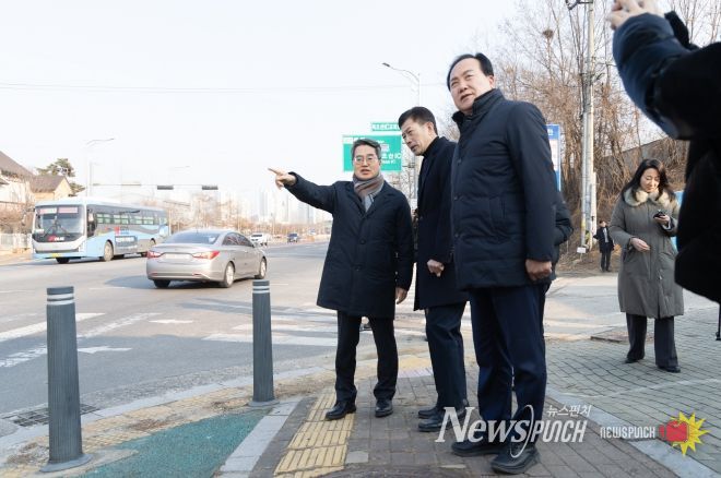 23일 오후 김동연 경기도지사와 이권재 오산시장이 북오산ic 진입로 확장 현장 확인을 하고 있다.