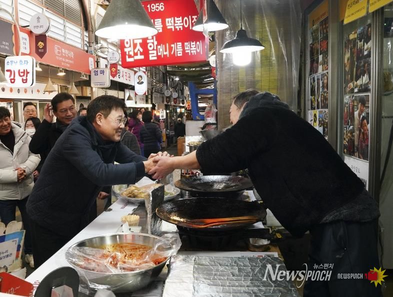 2025년 설·추석 연휴를 앞두고 전통시장을 찾은 정문헌 구청장의 모습