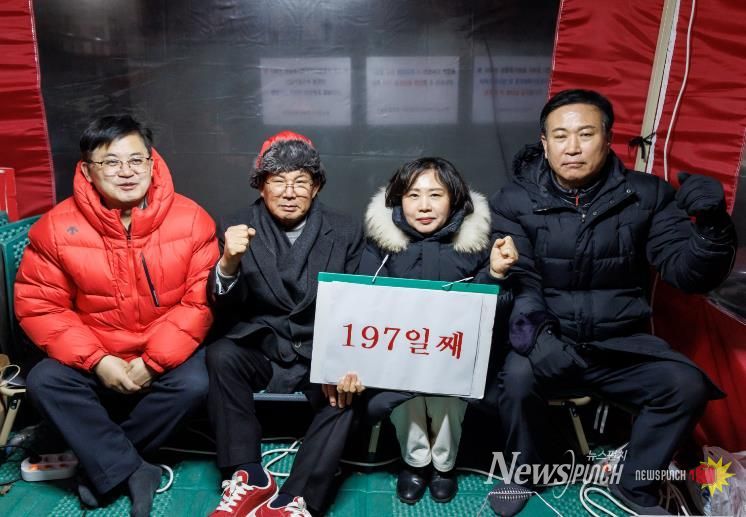 소각장반대투쟁을 이어가고 있는 마포주민지원협의체 주민감시단의 노고를 격려하는 박강수 마포구청장