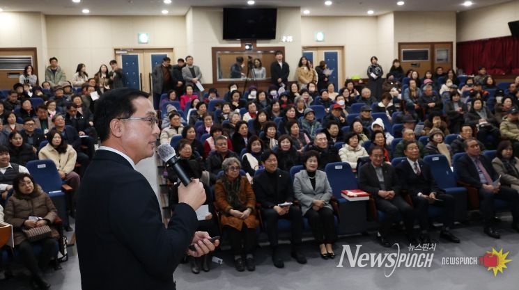 박희조 동구청장이 구민과의 대화 행사에서 주민 의견을 청취하고 있다.