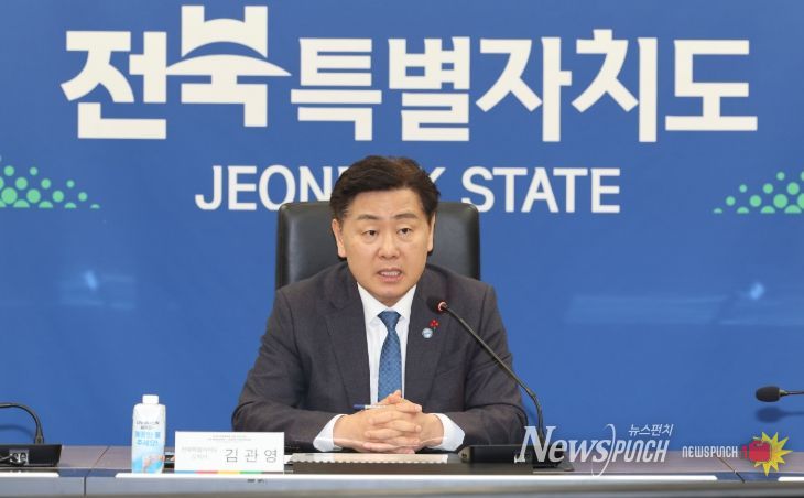 26일 전북특별자치도청 영상회의실에서 열린 2036 전주 하계올림픽 유치 사전타당성 조사 용역 최종보고회에 김관영 도지사가 인사말을 하고 있다