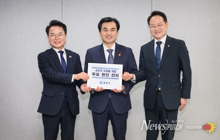 육동한(왼쪽) 춘천시장, 허영(오른쪽) 국회의원, 안규백 국방부장관 면담