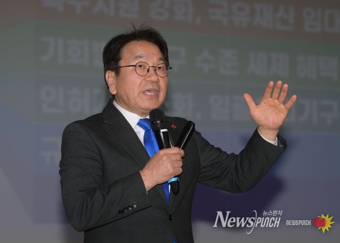 강기정 광주광역시장이 27일 북구문화센터에서 열린 '광주전남 통합 북구권역 시민공청회'에 참석해 광주전남 통합 추진 경과 및 향후 일정 등을 공유하고 있다. /광주광역시 제공