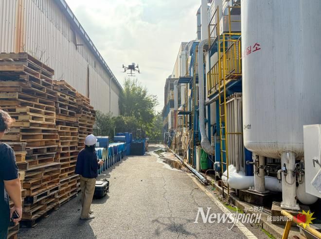 대전 대덕구 관계자가 드론을 활용한 실시간 비행 촬영을 통해 육안으로 확인하기 어려운 불법 배출 행위를 점검하고 있다.