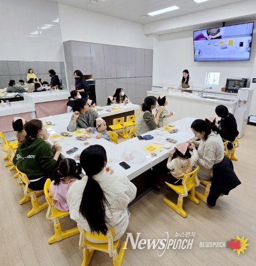 포항시아이누리센터를 체험중인 영유아와 보호자 사진.