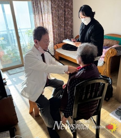 영천시보건소와 동산의원이 협력해 운영하는 재택의료센터가 지난 27일 첫 방문진료를 실시했다.