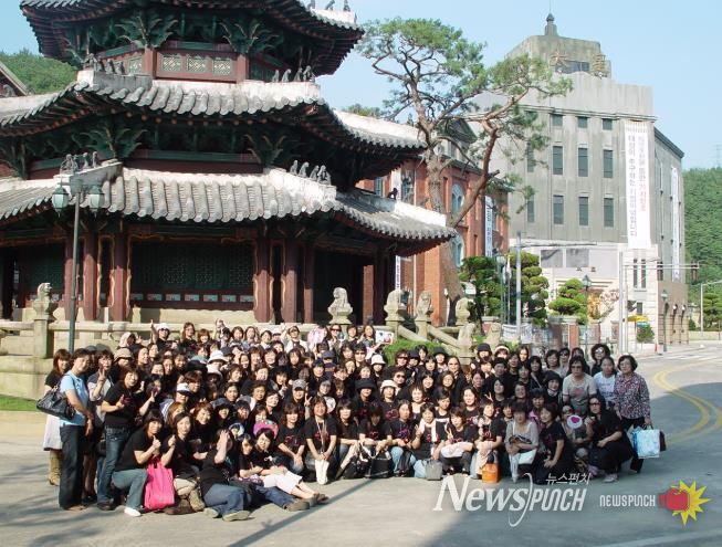 (합천군, 단체관광객 유치 여행사 인센티브사업 추진)- 영상테마파크를 방문한 단체관광객