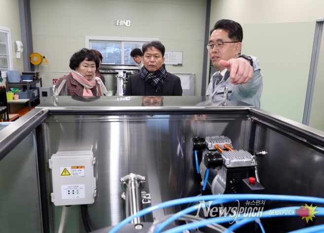 청주시 기업애로해소지원단, 친환경 제조기업 찾아 애로 청취(신병대 청주부시장(왼쪽)이 박관순 터보솔루션㈜ 대표로부터 제품에 대한 설명을 듣고 있다.)