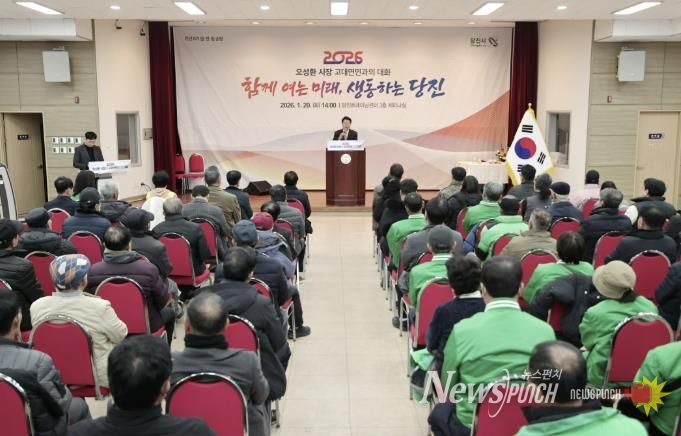 읍면동 순방 현장(오 시장이 현장에서 건의 사항을 듣고 답변하고 있다.)